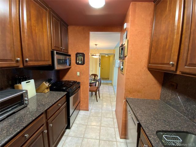 27110 Grand Central Parkway 10F, Floral Park, NY 11005
