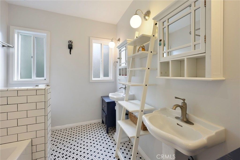 Image 10 of property listing at 930 N Avenue 63, Los Angeles, CA 90042