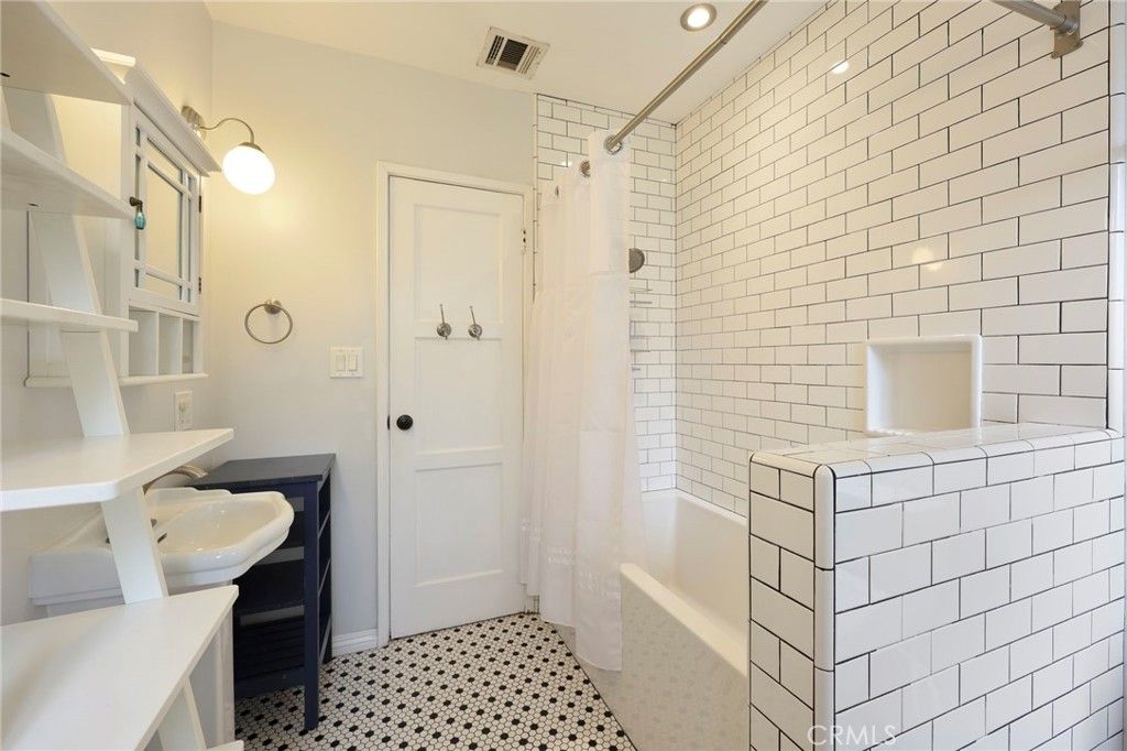 Image 11 of property listing at 930 N Avenue 63, Los Angeles, CA 90042