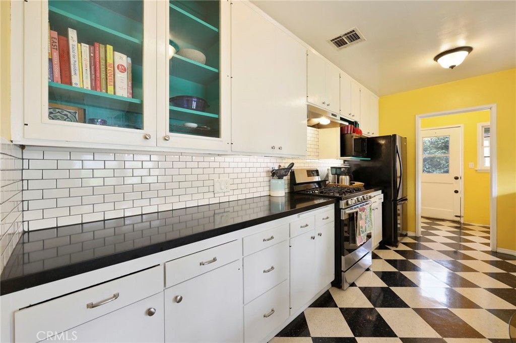 Image 16 of property listing at 930 N Avenue 63, Los Angeles, CA 90042