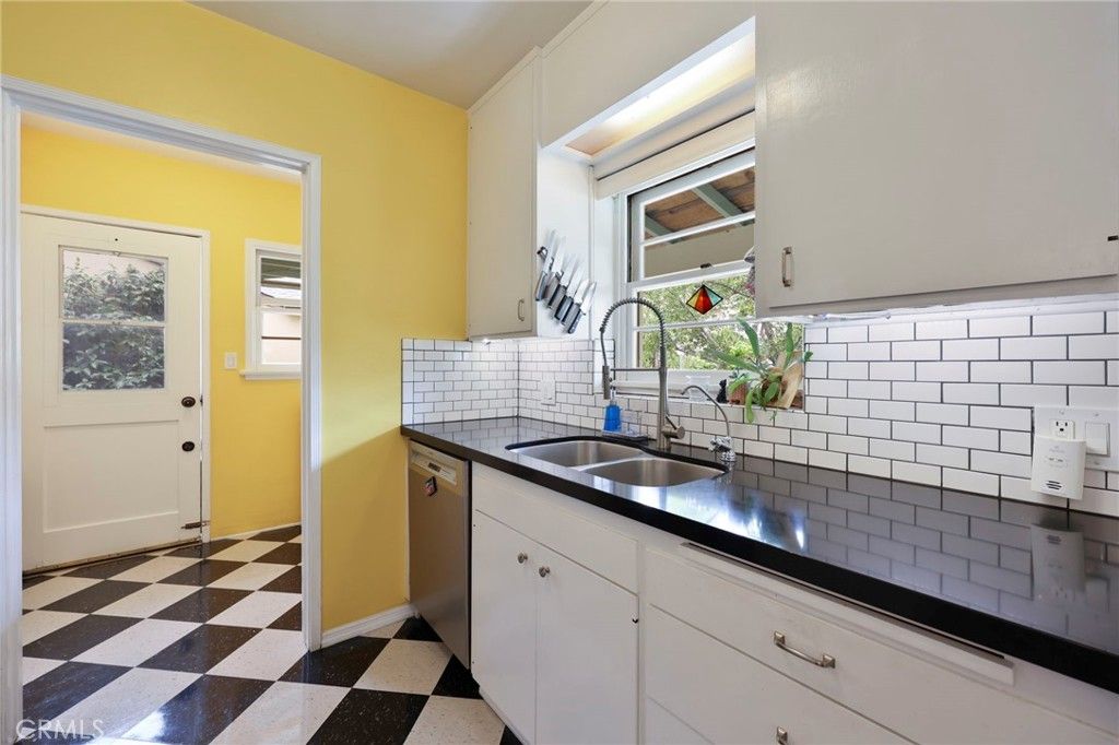 Image 17 of property listing at 930 N Avenue 63, Los Angeles, CA 90042