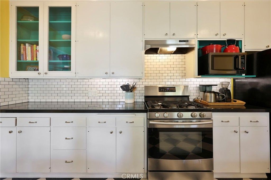 Image 20 of property listing at 930 N Avenue 63, Los Angeles, CA 90042