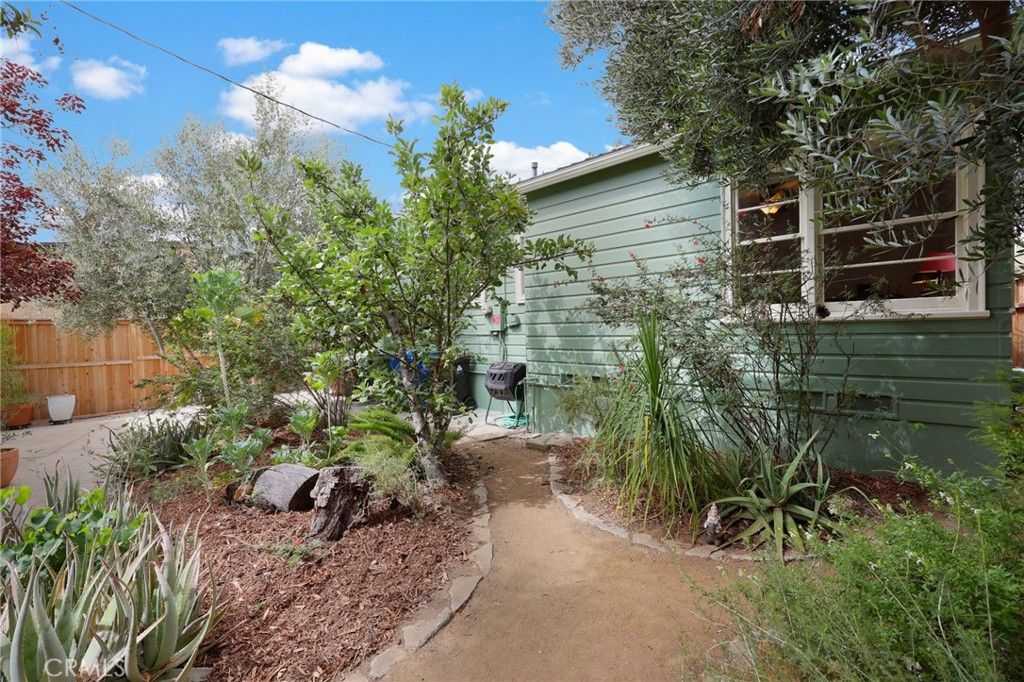 Image 3 of property listing at 930 N Avenue 63, Los Angeles, CA 90042