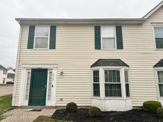 8000 Aspen Green Ln, Louisville, KY 40291