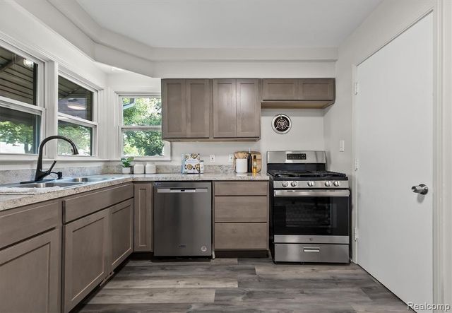 23830 Morton Street, Oak Park, MI 48237