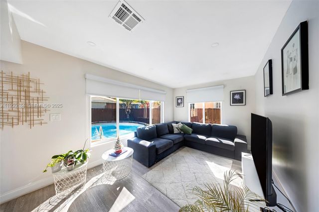 907 N Park Rd, Hollywood, FL 33021