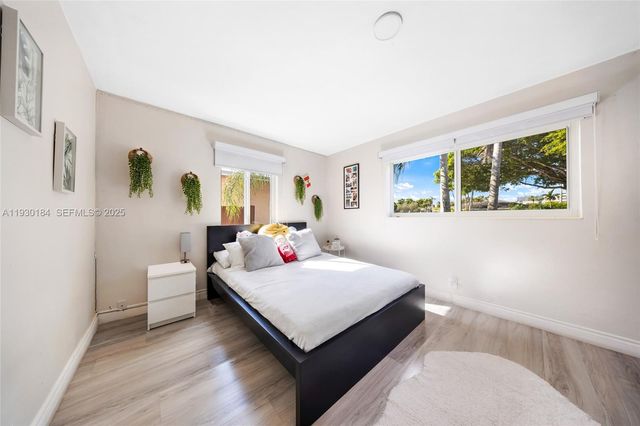 907 N Park Rd, Hollywood, FL 33021