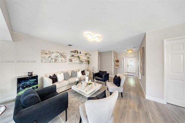 907 N Park Rd, Hollywood, FL 33021