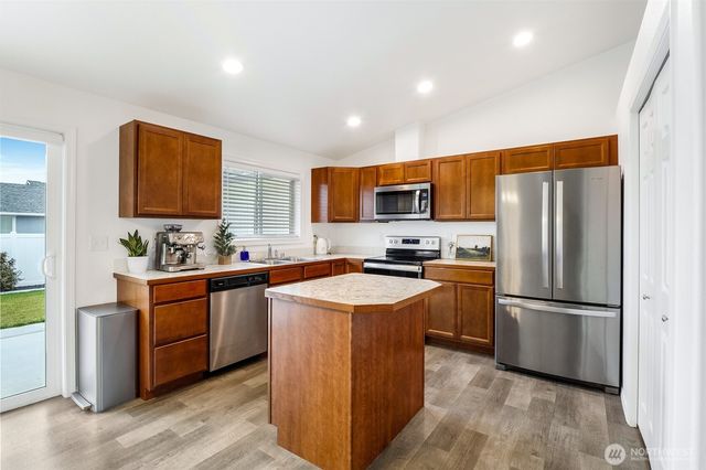 1313 W Polo Ridge Drive, Moses Lake, WA 98837