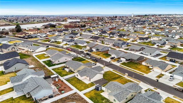 1313 W Polo Ridge Drive, Moses Lake, WA 98837