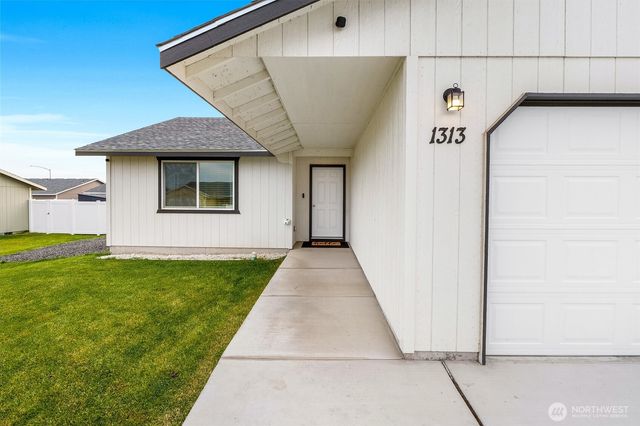 1313 W Polo Ridge Drive, Moses Lake, WA 98837