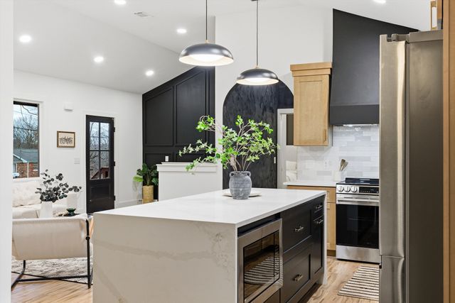 2505 Shadow Ln, Nashville, TN 37216