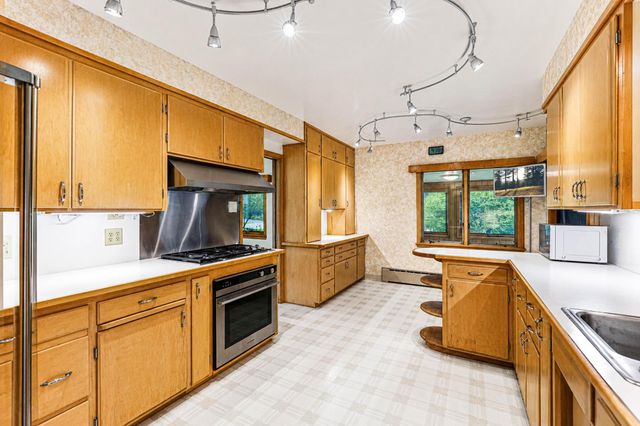 14 Mid Oaks Road, Roseville, MN 55113