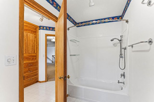 14 Mid Oaks Road, Roseville, MN 55113