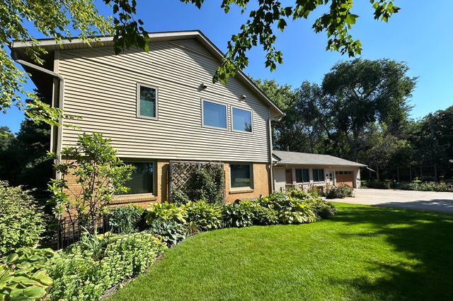 14 Mid Oaks Road, Roseville, MN 55113