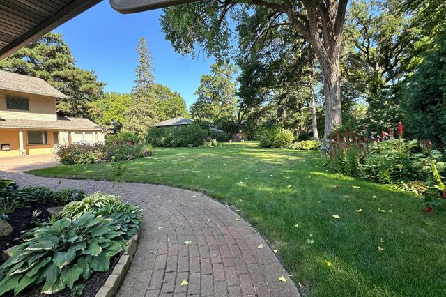 14 Mid Oaks Road, Roseville, MN 55113