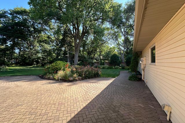 14 Mid Oaks Road, Roseville, MN 55113