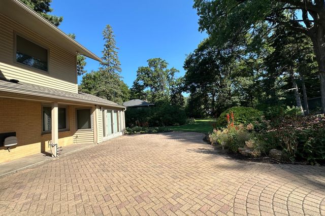 14 Mid Oaks Road, Roseville, MN 55113