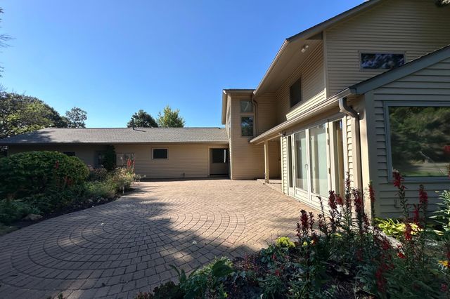 14 Mid Oaks Road, Roseville, MN 55113