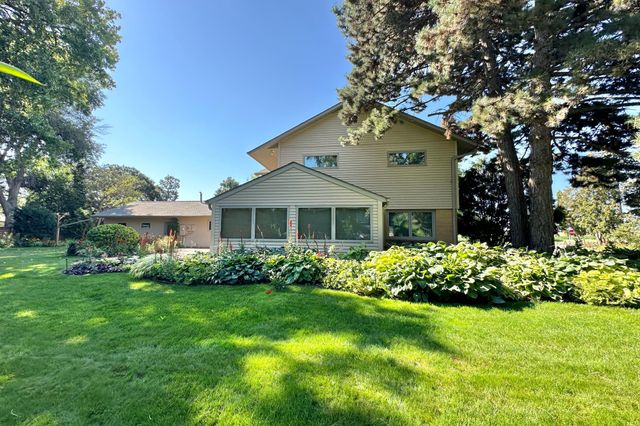 14 Mid Oaks Road, Roseville, MN 55113