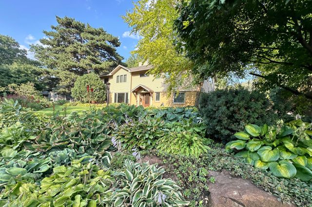 14 Mid Oaks Road, Roseville, MN 55113