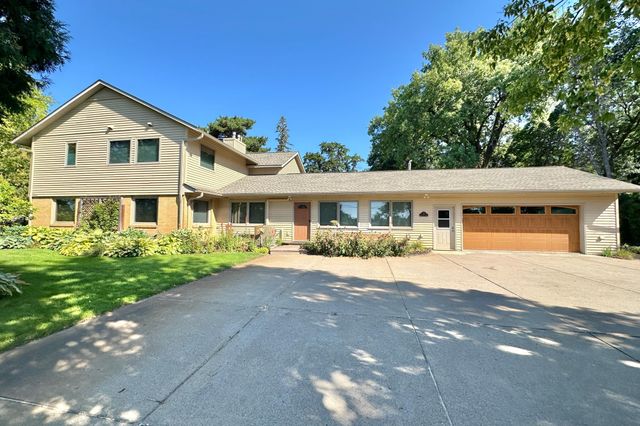 14 Mid Oaks Road, Roseville, MN 55113