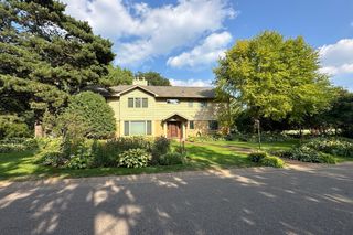 14 Mid Oaks Road, Roseville, MN 55113