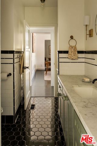 1012 S Longwood Avenue, Los Angeles, CA 90019