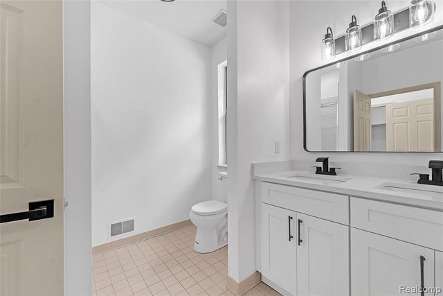 4392 Gateway Circle, West Bloomfield, MI 48322