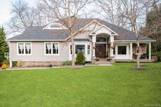 7 Riga Lane, Melville, NY 11747
