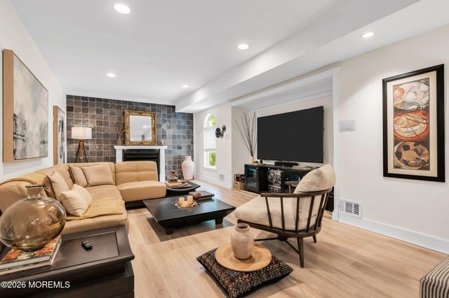 28 Devon Drive, Manalapan, NJ 07726