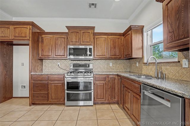 12525 Longhorn Court, Glenpool, OK 74033