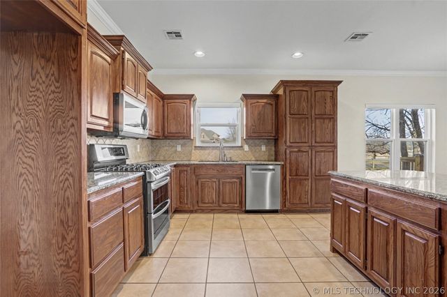 12525 Longhorn Court, Glenpool, OK 74033