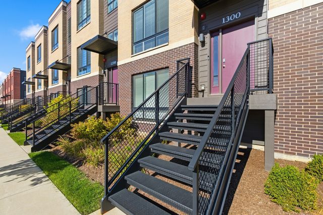 1300 Catalina Court, Schaumburg, IL 60173