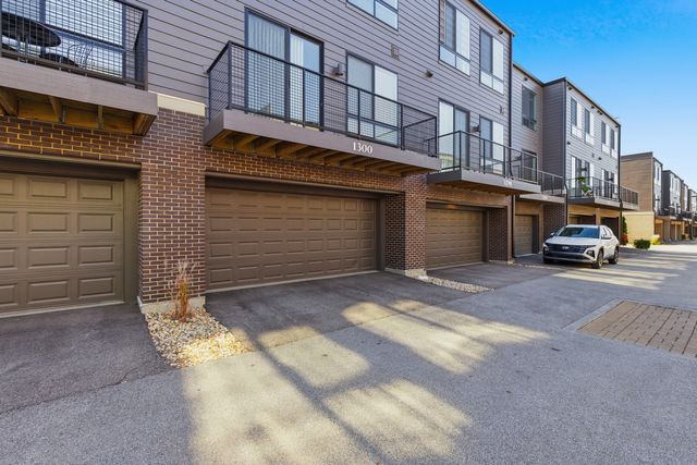 1300 Catalina Court, Schaumburg, IL 60173