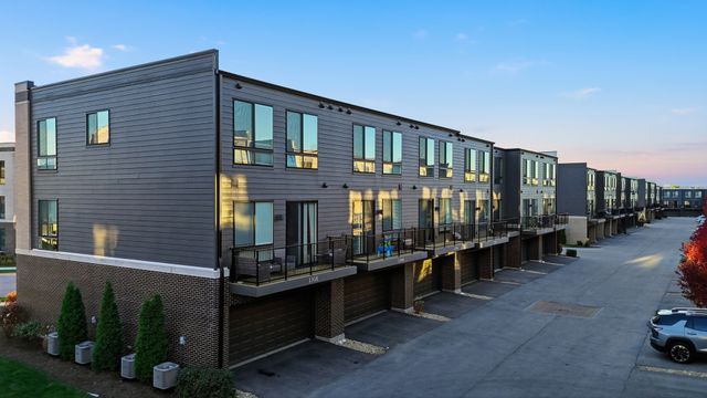 1300 Catalina Court, Schaumburg, IL 60173