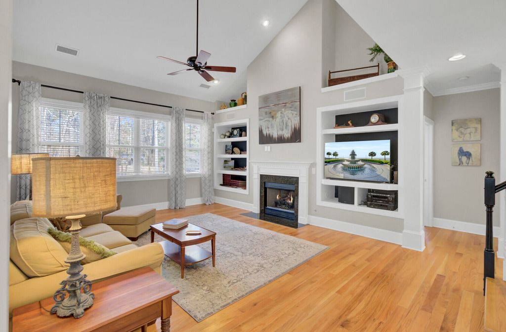 Image 12 of property listing at 1010 Mount Whitney Drive, Summerville, SC 29483