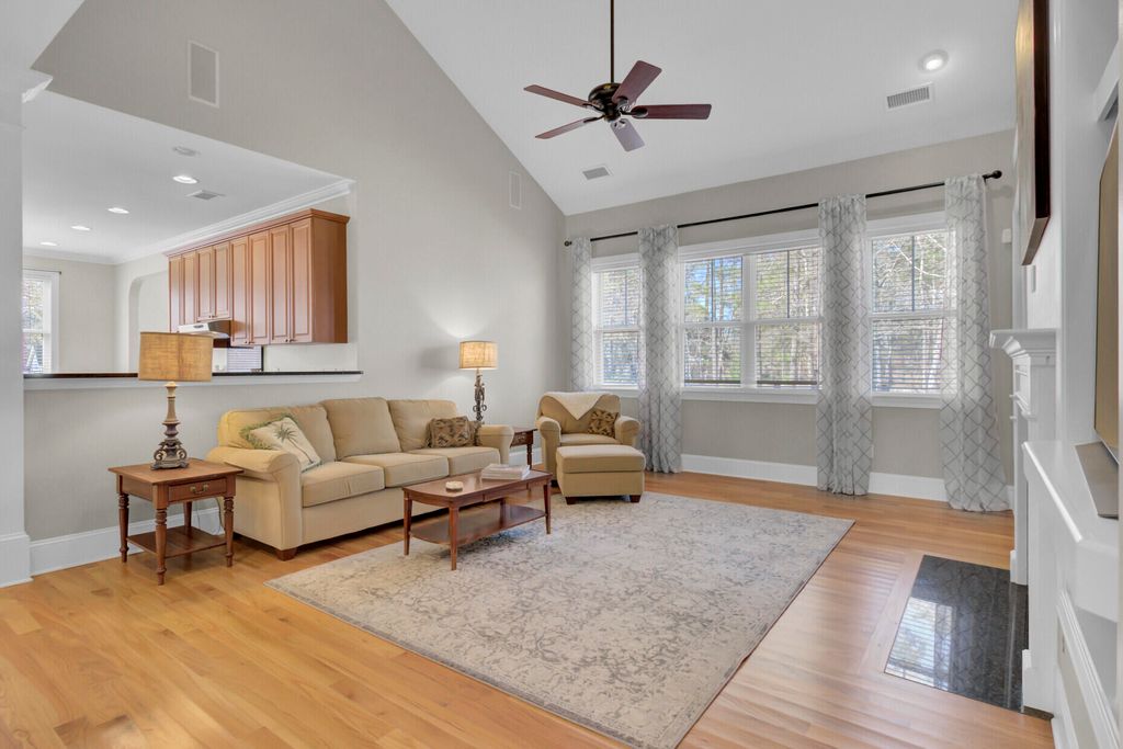 Image 13 of property listing at 1010 Mount Whitney Drive, Summerville, SC 29483