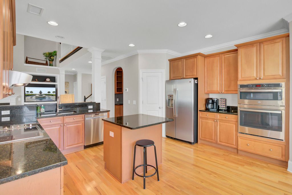 Image 16 of property listing at 1010 Mount Whitney Drive, Summerville, SC 29483