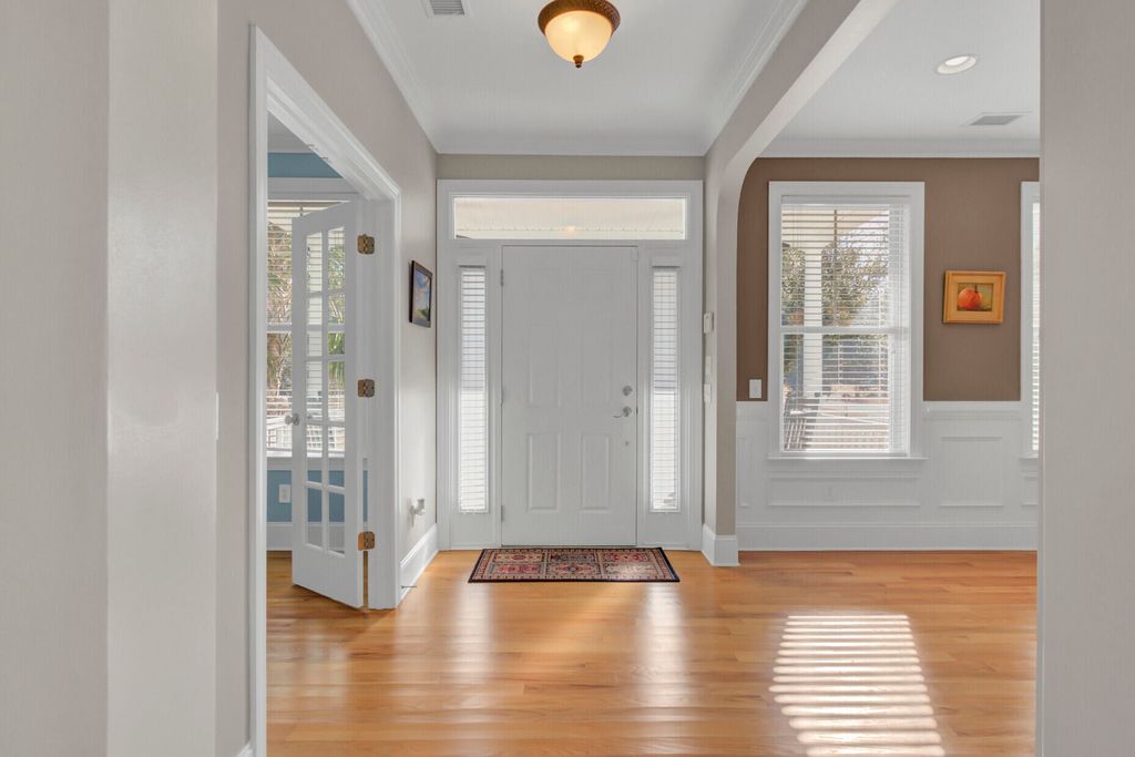 Image 5 of property listing at 1010 Mount Whitney Drive, Summerville, SC 29483