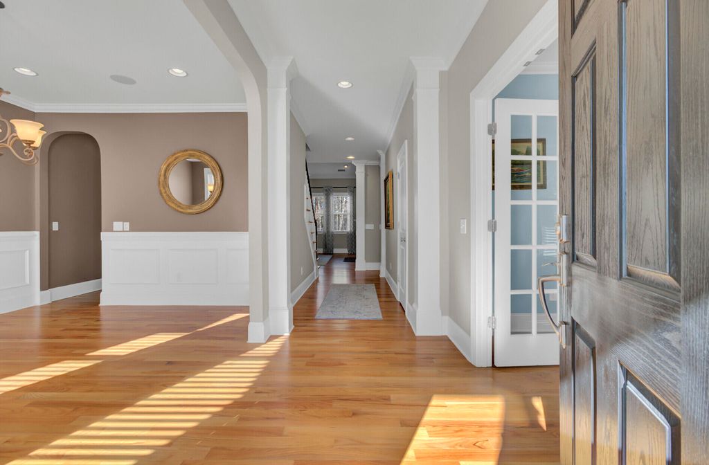 Image 6 of property listing at 1010 Mount Whitney Drive, Summerville, SC 29483