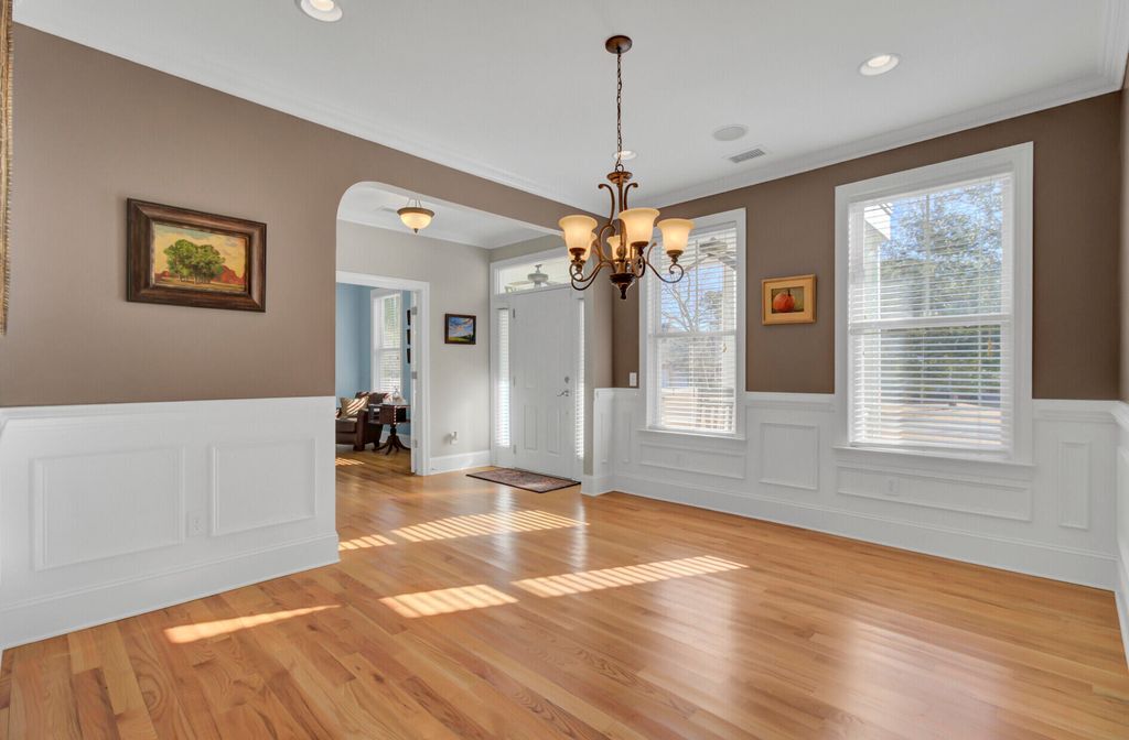 Image 7 of property listing at 1010 Mount Whitney Drive, Summerville, SC 29483