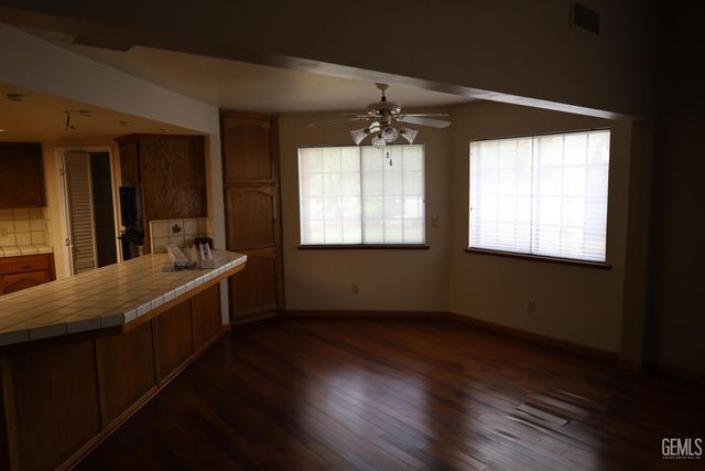 5705 Medio Luna Avenue, Bakersfield, CA 93306