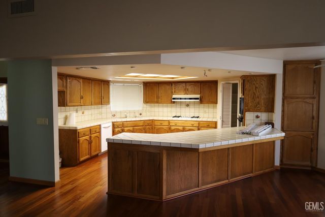 5705 Medio Luna Avenue, Bakersfield, CA 93306