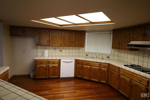 5705 Medio Luna Avenue, Bakersfield, CA 93306
