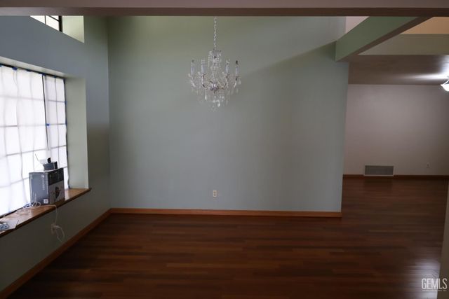 5705 Medio Luna Avenue, Bakersfield, CA 93306