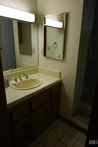 5705 Medio Luna Avenue, Bakersfield, CA 93306