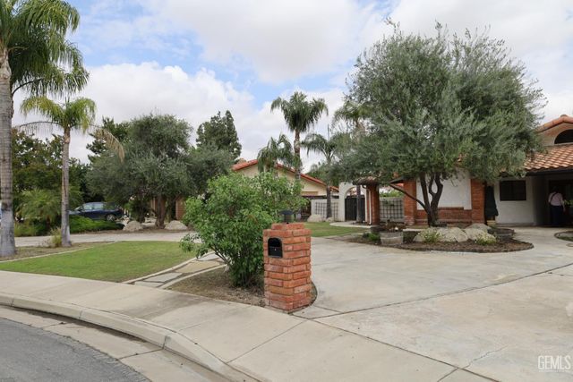 5705 Medio Luna Avenue, Bakersfield, CA 93306