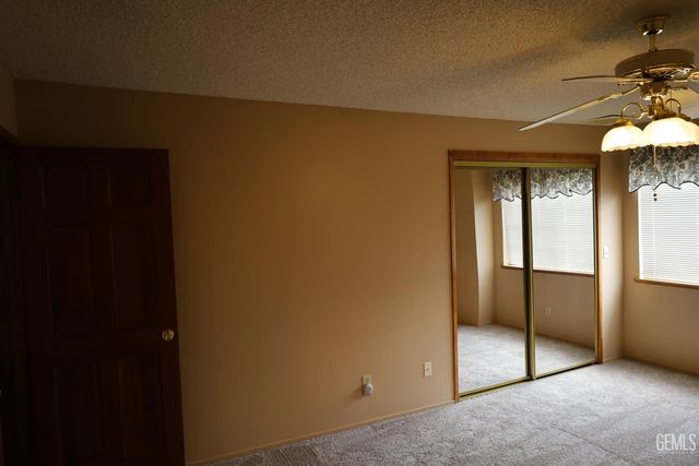 5705 Medio Luna Avenue, Bakersfield, CA 93306