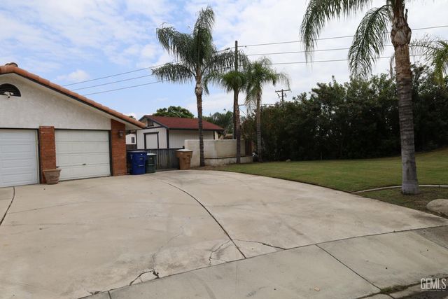 5705 Medio Luna Avenue, Bakersfield, CA 93306